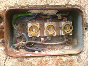 údržba elektroinstalace se tady neprovádí